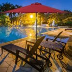 Costway Ombrellone con luci LED da giardino in ferro Ø300cm Parasole da esterno spaggia Rosso Bordeaux - immagine 2