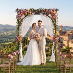 Costway Arco da giardino in legno massello a tetto piatto per matrimoni, Traliccio per vite e rose rampicanti ingressi eventi - immagine 2