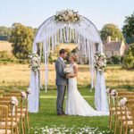 Costway Arco da giardino metallico con tetto curvo e 4 piedi a punta, Traliccio per rampicanti traforato per matrimonio e feste - immagine 2