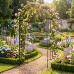 Costway Arco da giardino metallico con tetto curvo e 4 piedi a punta, Traliccio per rampicanti traforato per matrimonio e feste - immagine 3