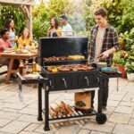 Costway Barbecue a carbone con ruote griglia regolabile in altezza e tavolini laterali, Barbecue portatile affumicatore - immagine 2