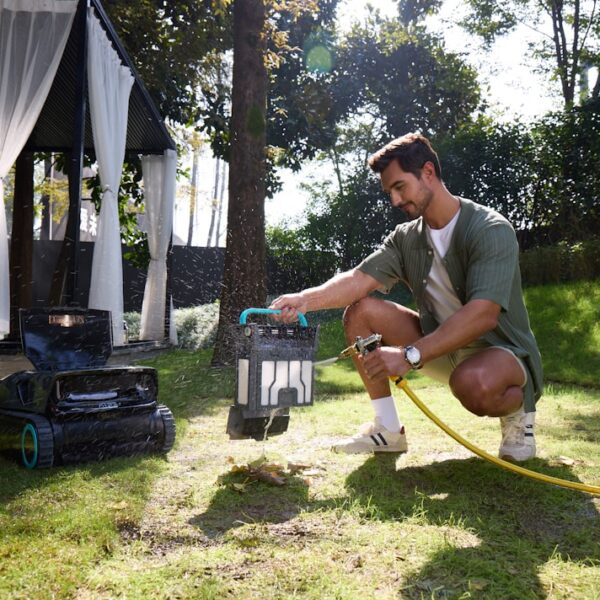 Robot tagliaerba e cura del giardino — immagine illustrativa