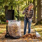 Costway Carrello portasacco immondizia da giardino con ruote coperchio, Carriola per foglie rifiuti raccolta differenziata Nero - immagine 4