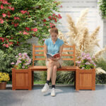 Costway Fioriera da esterno in legno con panca schienale e base aperta finiture olio di teak, Sedile da giardino con 2 fioriere per cortile e balcone - immagine 2