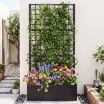 Costway Fioriera zincata con traliccio per fiori e verdure e frutta, Letto rialzato per orto con drenaggio grigliato rampicanti - immagine 2