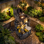 Costway Fontana da giardino con illuminazione led e pompa, Fontana a cascata in resina effetto pietra e legno con anatre - immagine 3