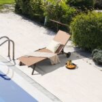 Costway Lettino prendisole da giardino con ruote tettuccio parasole portabicchieri, Set di 2 sedie a sdraio da piscina Marrone - immagine 3