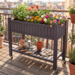 Costway Letto da giardino rialzato con ruote e monitor d'acqua foro di drenaggio e ripiano, Fioriera elevata per piante verdure erbe cortile e patio - immagine 2