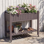 Costway Letto da giardino rialzato con ruote e monitor d'acqua foro di drenaggio e ripiano, Fioriera elevata per piante verdure erbe cortile e patio - immagine 4