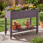 Costway Letto da giardino rialzato con ruote e monitor d'acqua foro di drenaggio e ripiano, Fioriera elevata per piante verdure erbe cortile e patio - immagine 3