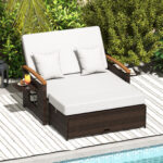 Costway Letto da giorno in rattan per patio con schienale regolabile, Set 2 pezzi con divanetto e pouf per giardino e piscina - immagine 3