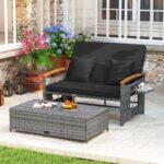 Costway Letto da giorno in rattan per patio schienale regolabile a 4 livelli, Set 2 pezzi con divanetto e pouf contenitore tavoli ribaltabili Nero - immagine 2