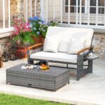 Costway Letto da giorno in rattan per patio schienale regolabile a 4 livelli, Set 2 pezzi con divanetto e pouf contenitore tavoli ribaltabili Bianco - immagine 2