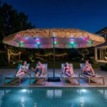 Costway Ombrellone di paglia con LED e base e manovella, Parasole hawaiano da giardino con stecche robuste e palo metallo - immagine 2