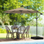 Costway Ombrellone pendente da 350cm con 32 luci LED pannello solare batterie sacco di sabbia, Ombrellone da esterno Marrone - immagine 2