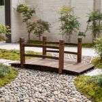 Costway Ponte da giardino in abete carbonizzato con ringhiere, Ponticello decorativo per cortile e fattoria con portata 500 kg 125 x 68 x 47 cm - immagine 4