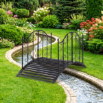 Costway Ponte da giardino in metallo con ringhiere di sicureza e decorazioni floreali, Ponticello resistente portata 150 kg 118 x 67 x 70 cm - immagine 2