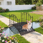 Costway Ponte da giardino in metallo con ringhiere di sicureza e decorazioni floreali, Ponticello resistente portata 150 kg 118 x 67 x 70 cm - immagine 4
