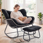 Costway Sedia a dondolo in rattan da interno ed esterno portata 150 kg, Poltrona a dondolo con poggiapiedi e cuscini rimovibili Nero - immagine 3