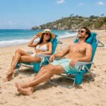 Costway Sedia da spiaggia pieghevole e portatile con borsa termica portabicchieri, Lettino prendisole con cuscino poggiatesta e portasciugamani - immagine 3