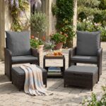 Costway Salotto da esterno 5 pezzi rattan tavolino vetro 2poltrone+2pouf cuscini morbidi, Set giardino terrazzo balcone piscina Grigio - immagine 2