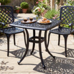 Costway Tavolino laterale da esterno in alluminio fuso antiruggine resistente alle intemperie, Tavolo quadrato da giardino con foro per ombrellone Nero - immagine 3