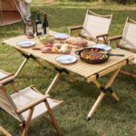 Costway Tavolo da picnic pieghevole e portatile a 4-6 posti, Tavolo da campeggio in legno massello con piano arrotolabile Naturale - immagine 3