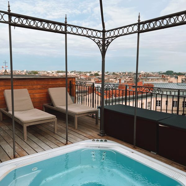 Mini piscina idromassaggio su terrazza urbana