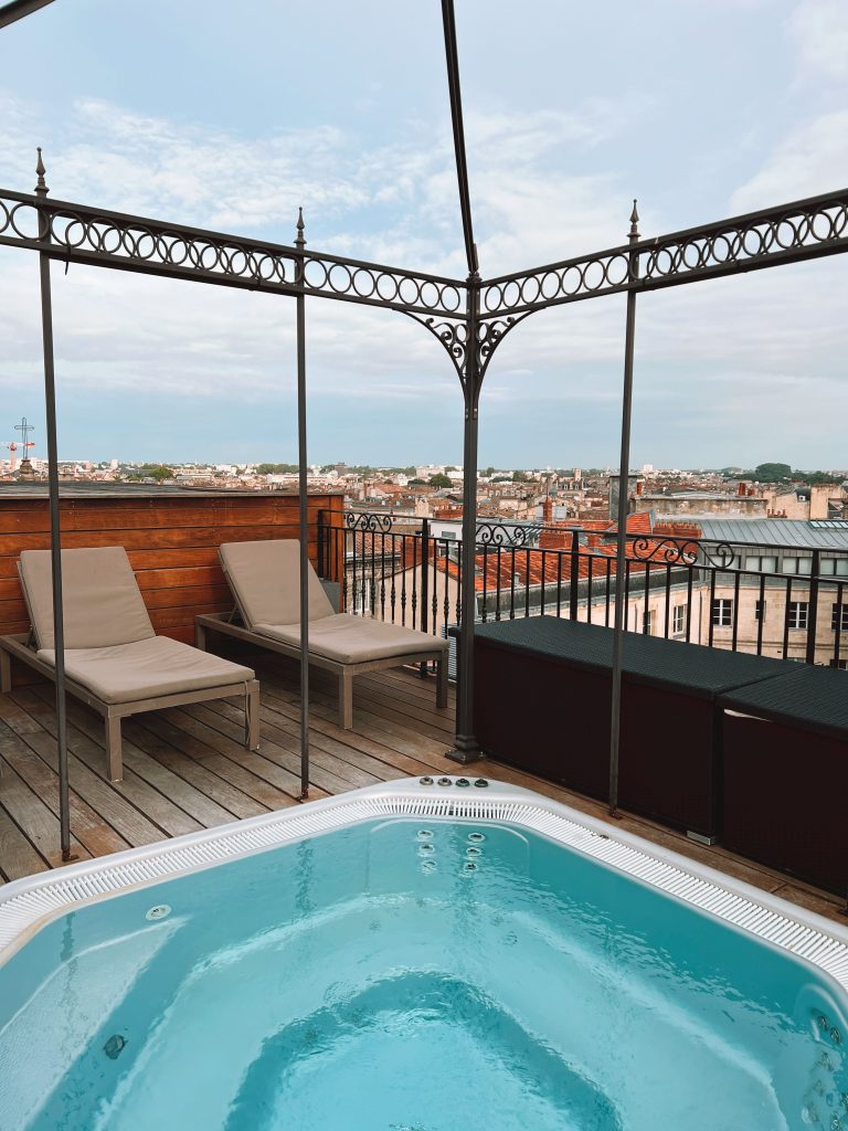 Mini piscina idromassaggio su terrazza urbana