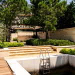 Piscina moderna inserita in un giardino privato