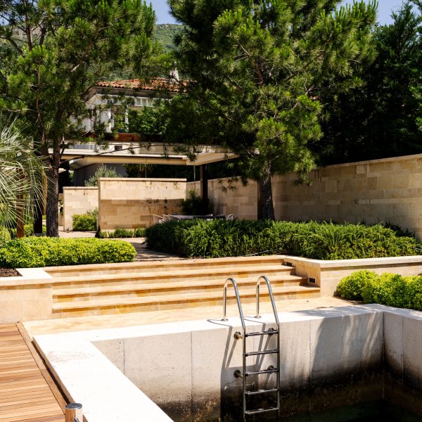 Piscina moderna inserita in un giardino privato