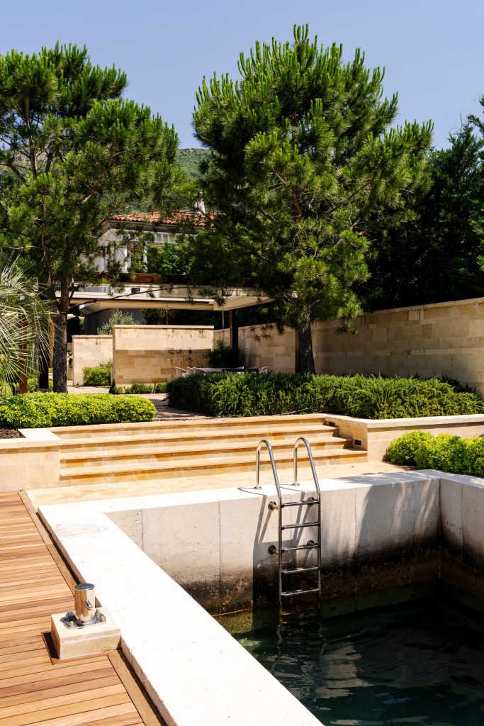 Piscina moderna inserita in un giardino privato