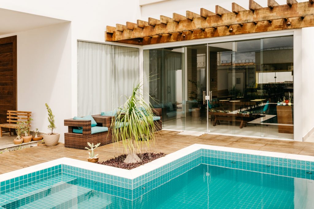 Piscina privata contemporanea con patio e pergola