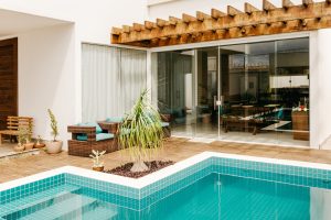 Piscina privata contemporanea con patio e pergola
