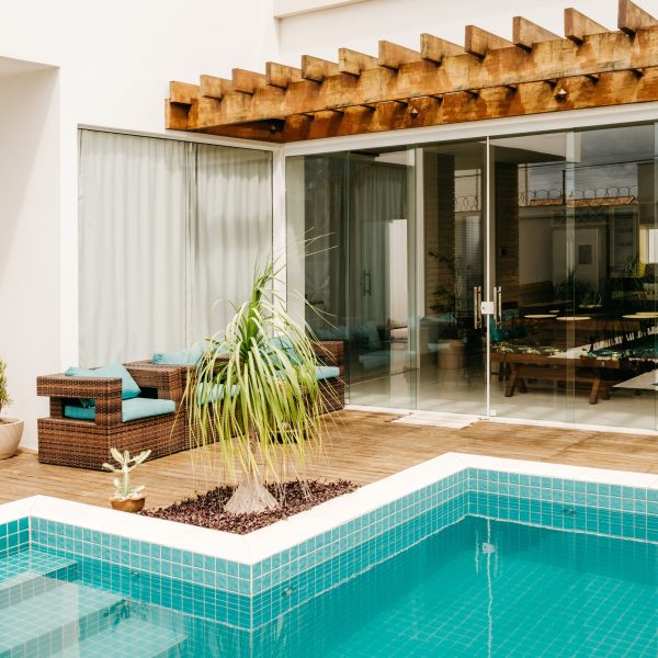 Piscina privata contemporanea con patio e pergola