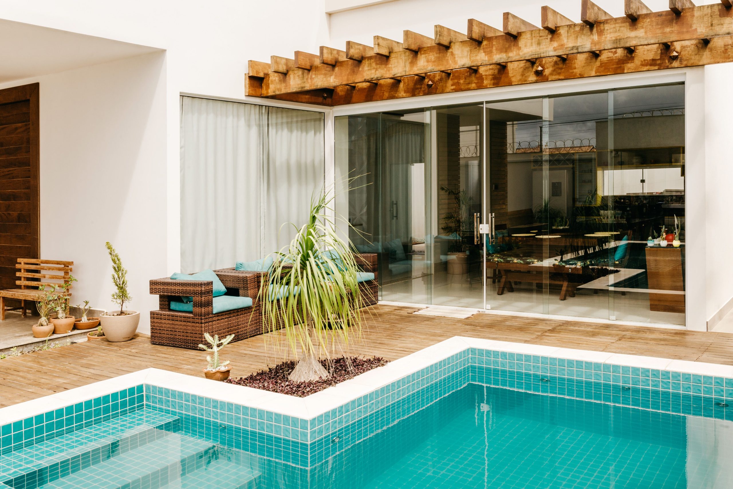 Piscina privata contemporanea con patio e pergola