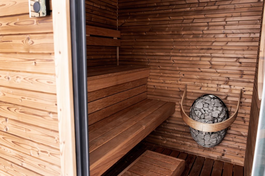 Interno sauna finlandese in legno con stufa