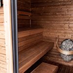 Interno sauna finlandese in legno con stufa
