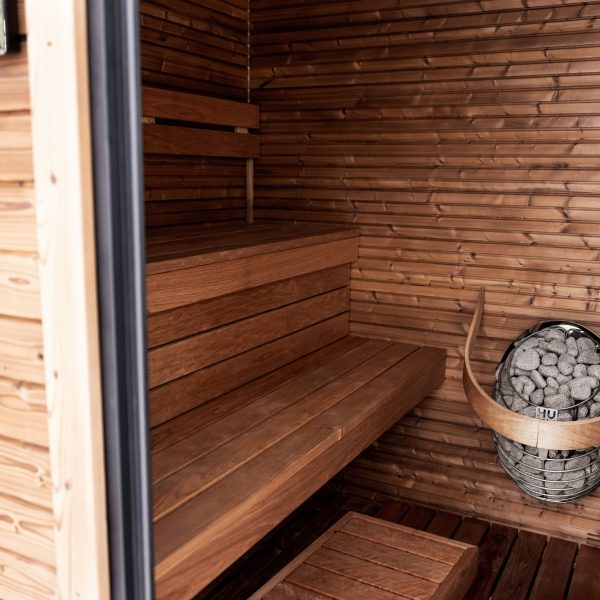 Interno sauna finlandese in legno con stufa