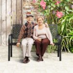 Costway Panchina da giardino per 2 persone con schienale traforato e seduta a doghe, Sedia in metallo lunga 127cm Nero - immagine 4
