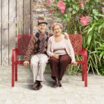 Costway Panchina da giardino per 2 persone con schienale traforato e seduta a doghe, Sedia in metallo lunga 127cm Rosso - immagine 4