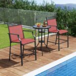 Costway Set di 2 sgabelli da esterno con poggiapiedi braccioli struttura in metallo, Sgabelli da bar per patio Rosso - immagine 2
