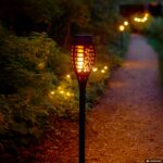 DICTROLUX - Lampada Solare Led da giardino Effetto Torcia Luce Calda - h50 cm diametro 5 cm - immagine 2