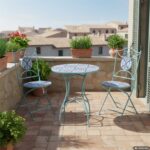 VESTIAMO CASA GIARDINO - Set giardino Bistrot Tavolo rotondo 60 cm e 2 sedie richiudibili in metallo Celeste con Top in Ceramica Effetto Mosaico - immagine 2