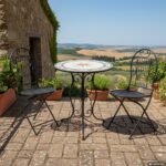 VESTIAMO CASA GIARDINO - Set giardino Bistrot tavolo rotondo 60 cm e 2 sedie in metallo Nero - immagine 2