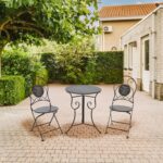 VESTIAMO CASA GIARDINO - Set giardino Bistrot ''Home is my favorite Space'' tavolo rotondo 60 cm e 2 sedie in metallo Grigio - immagine 3