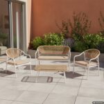 VESTIAMO CASA GIARDINO - Set da giardino 4 pezzi Struttura in Acciaio Bianca, Schienale in Rattan, Top in vetro e Cuscini Tortora inclusi - immagine 2