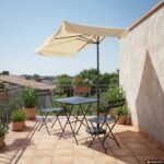 VESTIAMO CASA GIARDINO - Ombrellone Decentrato a Semicerchio da Balcone con manovella Ècru h2,30x1,30 metri - immagine 2
